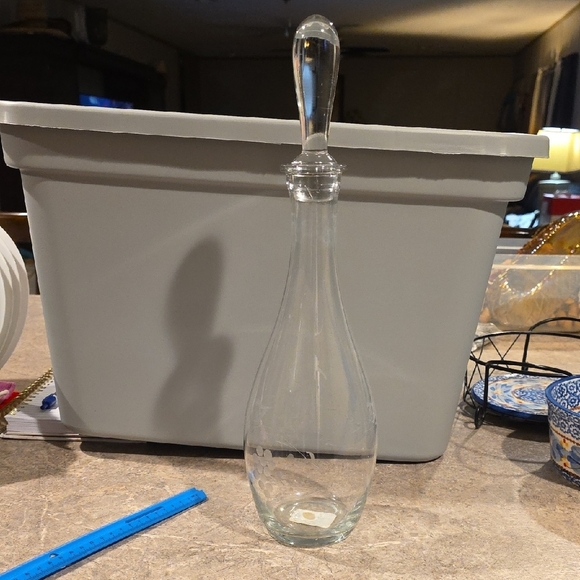 (J30) Elegant Clear Glass Decanter with Stopper - Picture 1 of 12